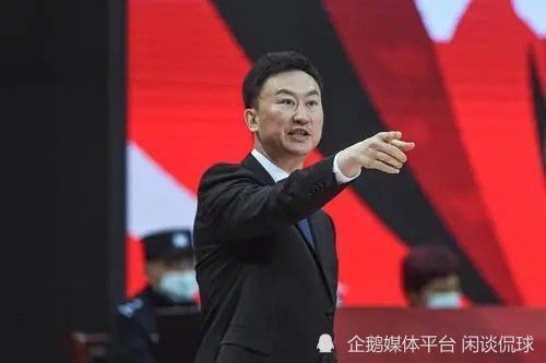 古天乐、张家辉闹市并肩作战，面对步步紧逼的对手，远程指挥的好兄弟吴镇宇却下令;撤退，令人大感意外